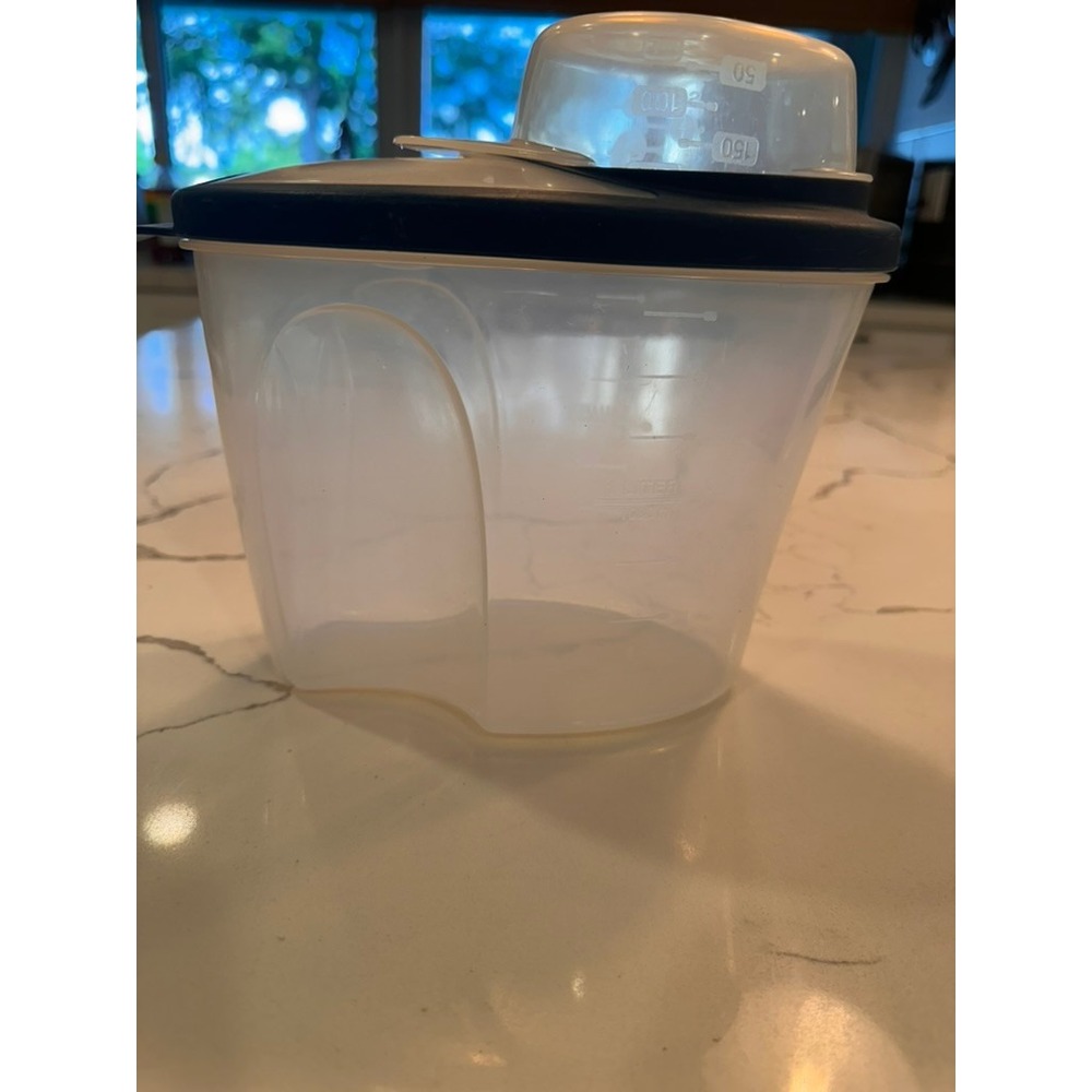 Rubbermaid Servin Saver 2 Quart Dry Food Storage Container 1.89L Canister